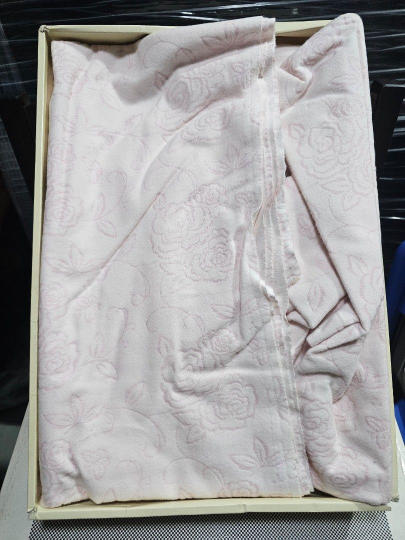 SALE❗HANAE MORI Flatsheet (Category: Bedding & Towels) located in Quezon City. Submitted by senyoramaria (Listing ID 1461986826, Image 3). Description: HANAE MORI Flatsheet 100% Cotton 140 x 240 cm Embossed ung design. *Damaged box pero malinis ung item. Php1200❗.