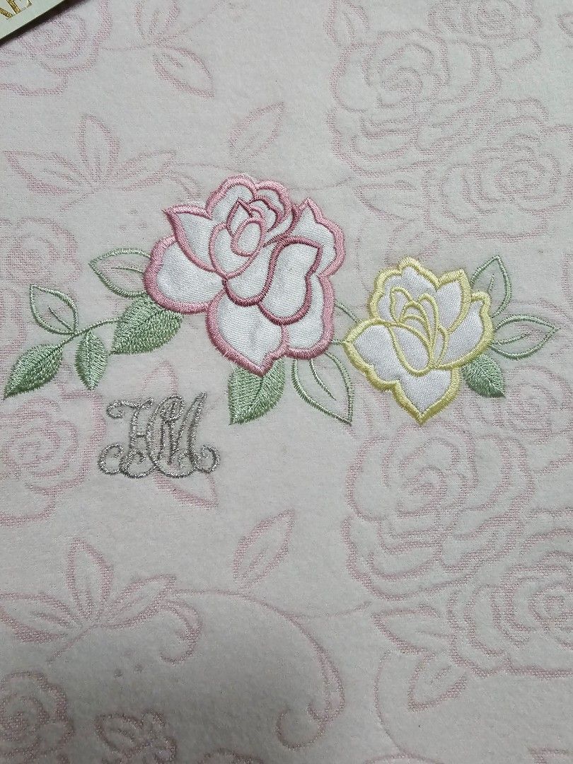 SALE❗HANAE MORI Flatsheet (Category: Bedding & Towels) located in Quezon City. Submitted by senyoramaria (Listing ID 1461986826, Image 2). Description: HANAE MORI Flatsheet 100% Cotton 140 x 240 cm Embossed ung design. *Damaged box pero malinis ung item. Php1200❗.