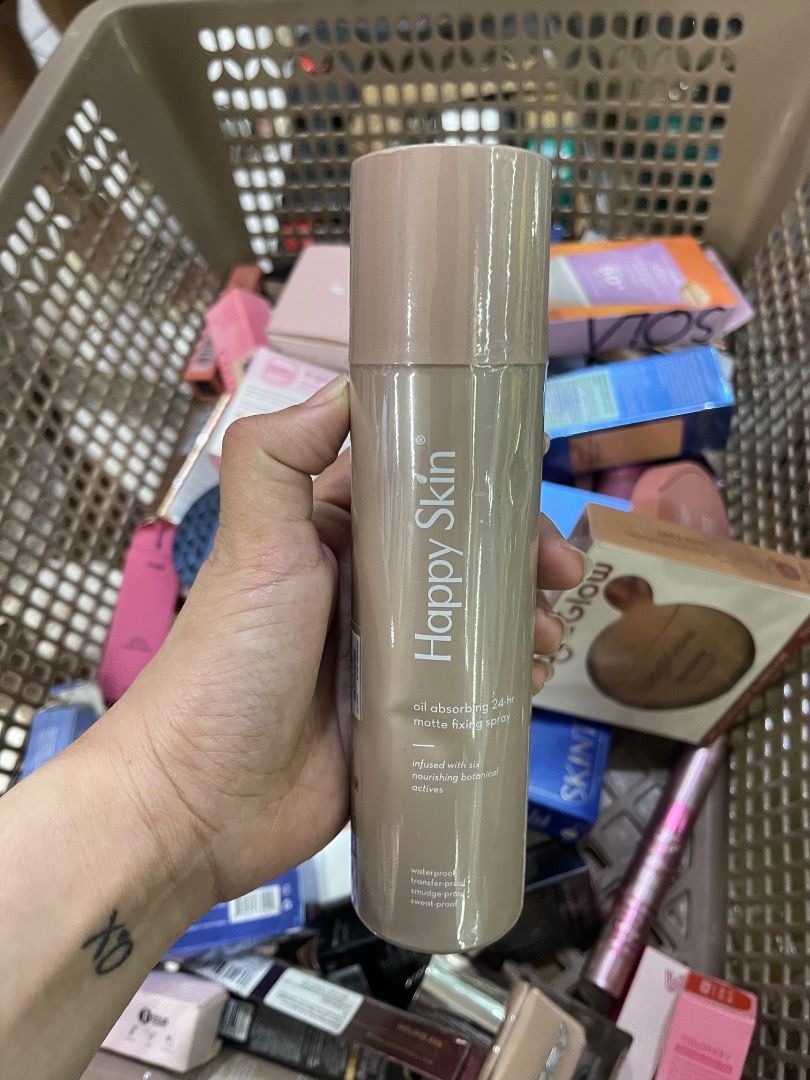 Happy Skin Matte Fixing Spray (Category: Makeup) located in Manila. Submitted by butterfly623 (Listing ID 1461976614, Image 1). Description: 2 bottels available .
