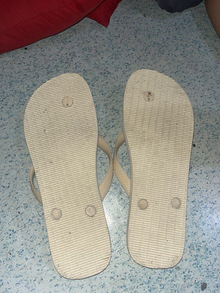 Havaianas (Category: Slippers & Slides) located in Manila. Submitted by kirkethan2002 (Listing ID 1461931863, Image 3). Description: Havaianas 41/42 Used once after buying. Eventually realized na malaki sakin. Bought this last month (aug) planning to buy new one. Pwede tawaran. .