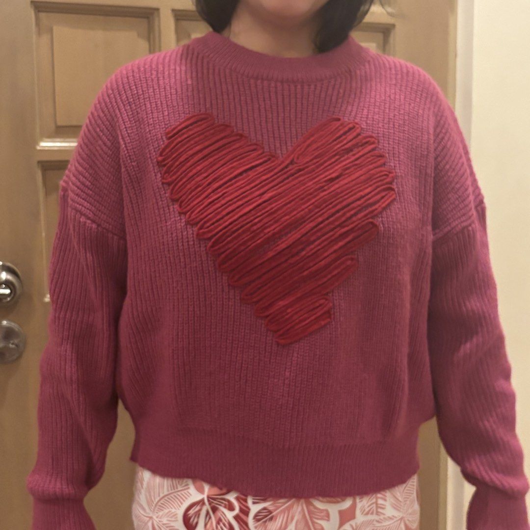 Heart Knit Longsleeve (Category: Longsleeves) located in Marikina City. Submitted by holymollyz (Listing ID 1461982381, Image 1). Description: Fits up to xl.