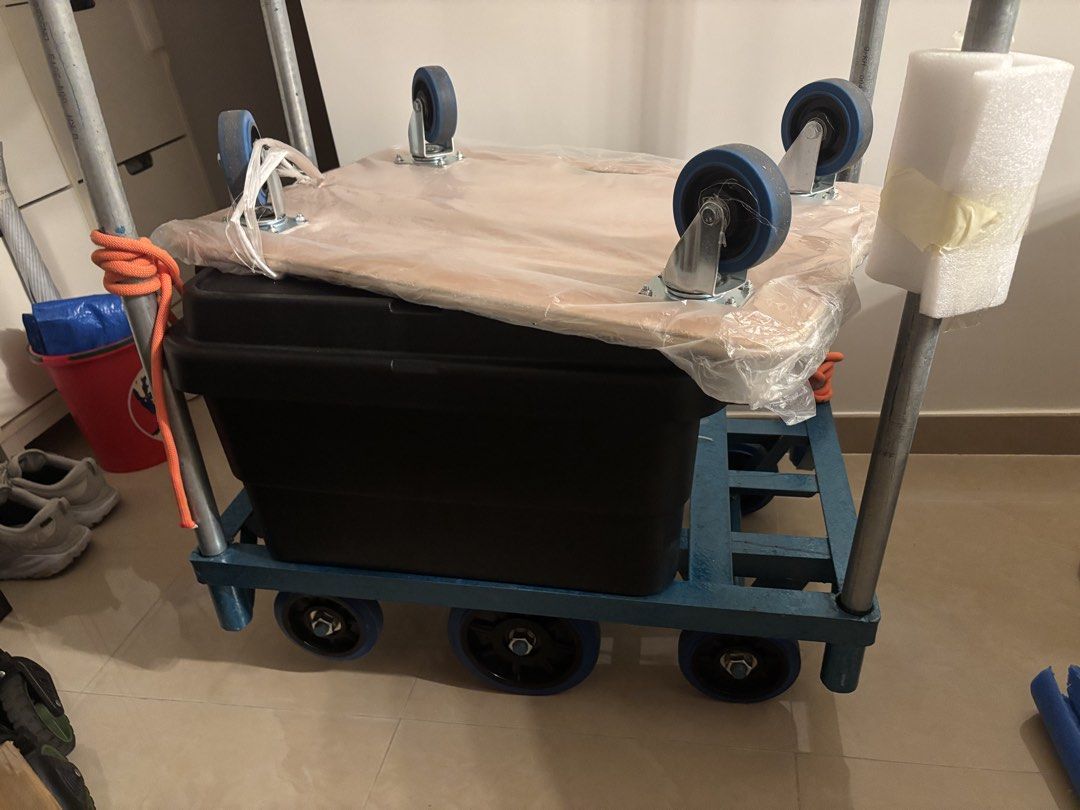 六轆車 推布車Heavy Duty Platform Trolley with Wheels （分類：戶外家具）位於 Hong Kong。 由 Amberly1017 提交（商品編號 1461936891，圖片 2）。簡介： 20”*32” six fixed wheels below. The metal frame is blue. It has two tall metal poles with protective caps. Great for moving heavy items around. Easy to maneuver.。