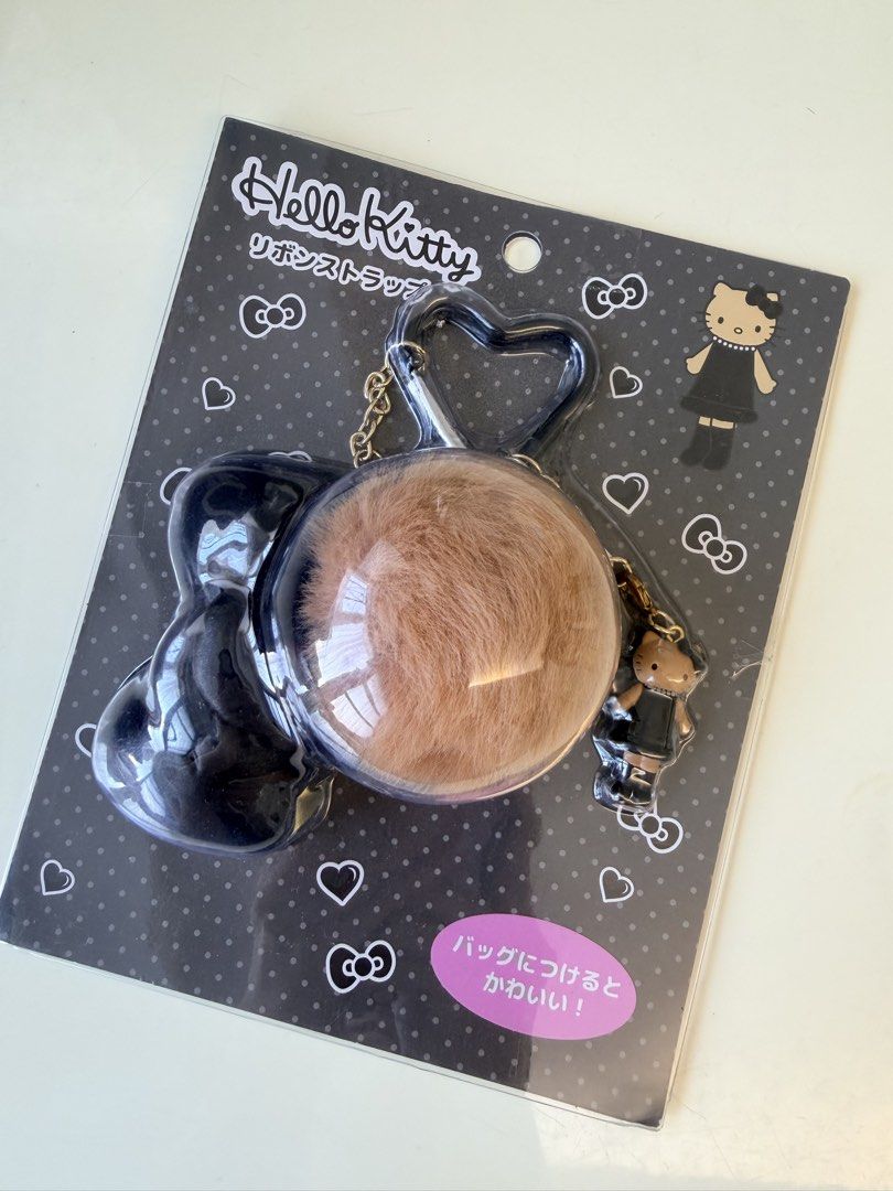 Hello Kitty 黑皮Kitty 毛毛吊飾 Ribbon Strap Pom Pom Charm （分類：動漫角色周邊）位於 Hong Kong。 由 winwin.www 提交（商品編號 1461871487，圖片 1）。簡介： Hello kitty 黑皮貴婦Kitty 毛毛球鑰匙扣 全新正品 $130 順豐到付 。