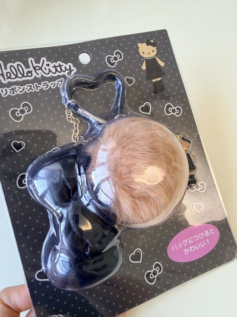 Hello Kitty 黑皮Kitty 毛毛吊飾 Ribbon Strap Pom Pom Charm （分類：動漫角色周邊）位於 Hong Kong。 由 winwin.www 提交（商品編號 1461871487，圖片 2）。簡介： Hello kitty 黑皮貴婦Kitty 毛毛球鑰匙扣 全新正品 $130 順豐到付 。