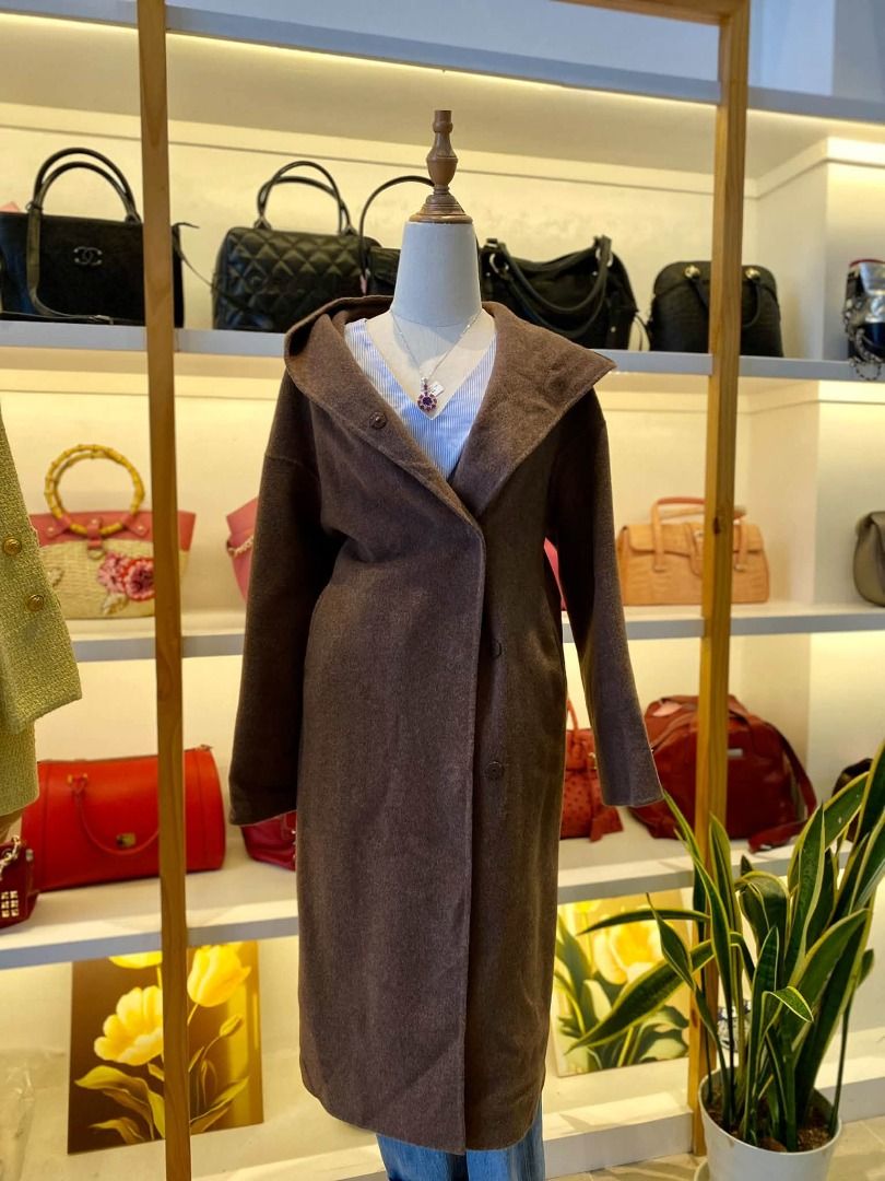 HIGH QUALITY COAT WITH HOOD (Category: Coats, Jackets and Outerwear) located in Baguio. Submitted by asna_taku (Listing ID 1461908964, Image 1). Description: S-M.