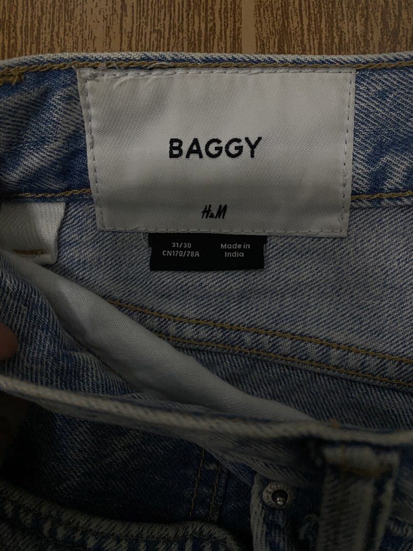 H&M Baggy Jeans (Category: Jeans) located in Quezon City. Submitted by neptunesellers (Listing ID 1461917677, Image 3). Description: H&M Baggy Jeans Light Wash Denim Size: 31/30 Kulang lang po sa laba pero good condition no issues whatsoever + malinis talaga kulang lang po talaga sa laba Negotiable.