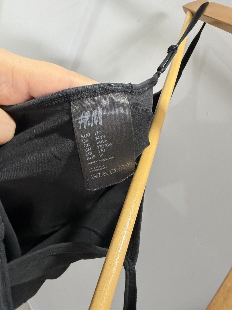 H&M Black Spaghetti Strap Camisole Top (Category: Sleeveless) located in Taguig. Submitted by dyaaanel (Listing ID 1461929956, Image 3). Description: 🖤 H&M Black Spaghetti Strap Camisole Top 🏷️ Brand: H&M 👗 Size: XS 🖤 Color: Black 🏷️ Condition: Pre-loved, good condition 📸 Actual photos for reference. RFS: Decluttering unused and slightly used clothes. Disclaimer: some items are pre-loved unless stated otherwise. Please manage your expectati