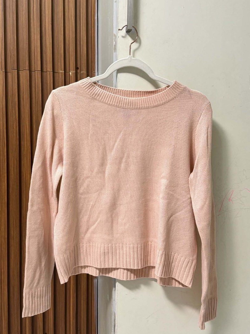 H&M Divided Pink/ Peach Knit Sweater (Category: Longsleeves) located in Mandaluyong City. Submitted by elleguh (Listing ID 1461820758, Image 2). Description: - Soft pink knit sweater from H&M Divided - Crew neck, long sleeves - Ribbed hem and cuffs.