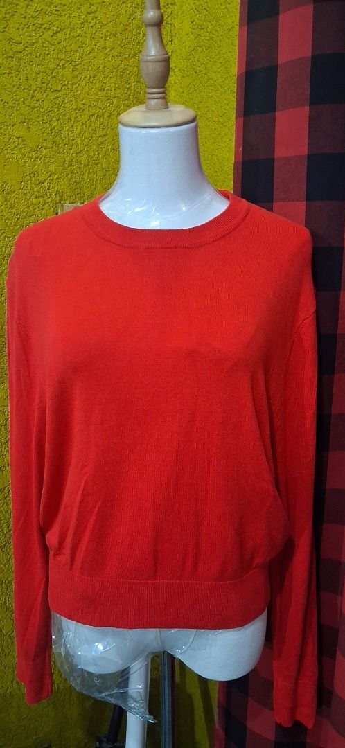 H&M Divided Red Fine-Knit Sweater (Category: Longsleeves) located in Manila. Submitted by katkween23 (Listing ID 1461861316, Image 1). Description: - Red fine-knit sweater from H&M Divided - Crew neck, long sleeves - Cropped length - Comfortable and versatile, great for layering or wearing alone.