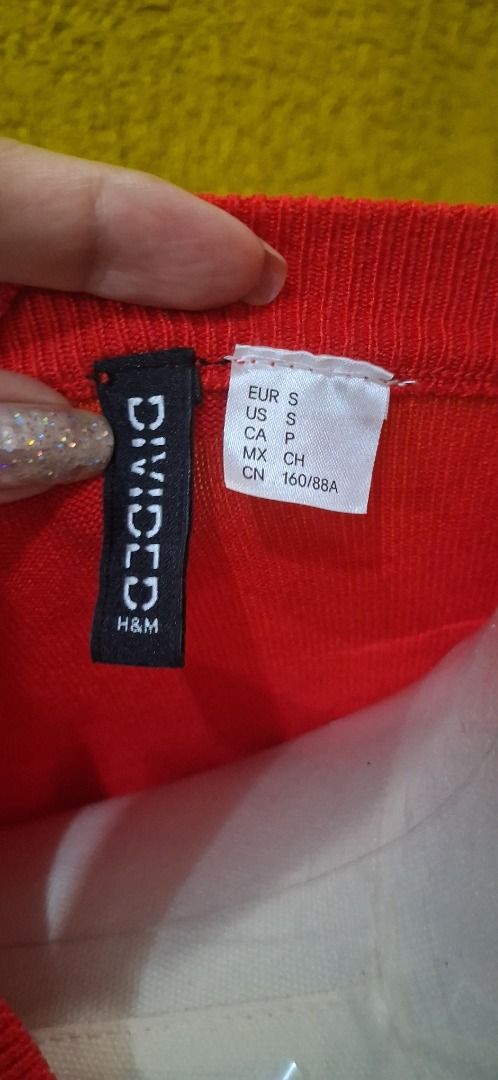 H&M Divided Red Fine-Knit Sweater (Category: Longsleeves) located in Manila. Submitted by katkween23 (Listing ID 1461861316, Image 3). Description: - Red fine-knit sweater from H&M Divided - Crew neck, long sleeves - Cropped length - Comfortable and versatile, great for layering or wearing alone.