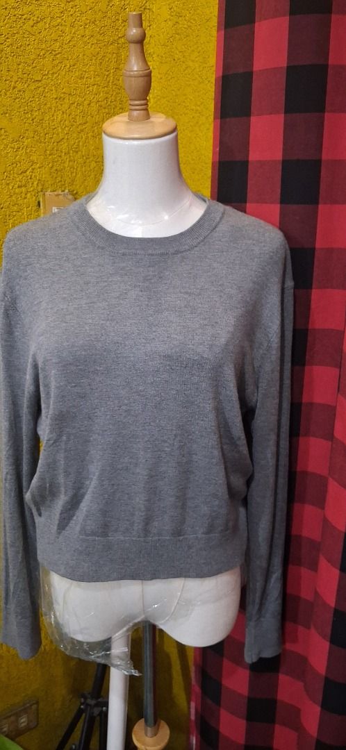 H&M Divided Red Fine-Knit Sweater (Category: Longsleeves) located in Manila. Submitted by katkween23 (Listing ID 1461861316, Image 2). Description: - Red fine-knit sweater from H&M Divided - Crew neck, long sleeves - Cropped length - Comfortable and versatile, great for layering or wearing alone.