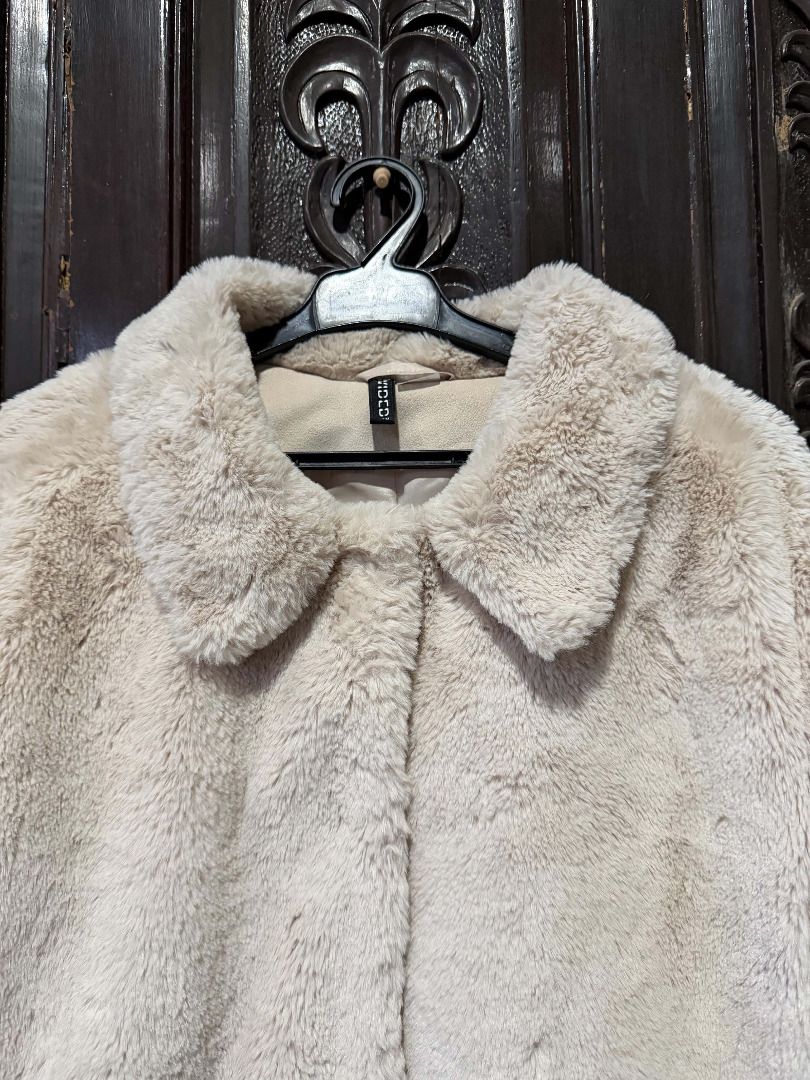 H&M Fur Jacket (Category: Coats, Jackets and Outerwear) located in Makati City. Submitted by thisjulia18 (Listing ID 1461839149, Image 2). Description: No Issues Size: Large Shipping via J&T Courier (50 pesos only).
