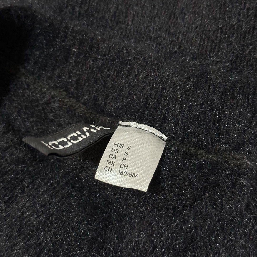H&M Fuzzy Cropped Sweater (Category: Coats, Jackets and Outerwear) located in Las Pinas. Submitted by gaea.d (Listing ID 1461942659, Image 3). Description: - Black fuzzy sweater from H&M - Mock neck style - Cropped fit - Size S on tag .