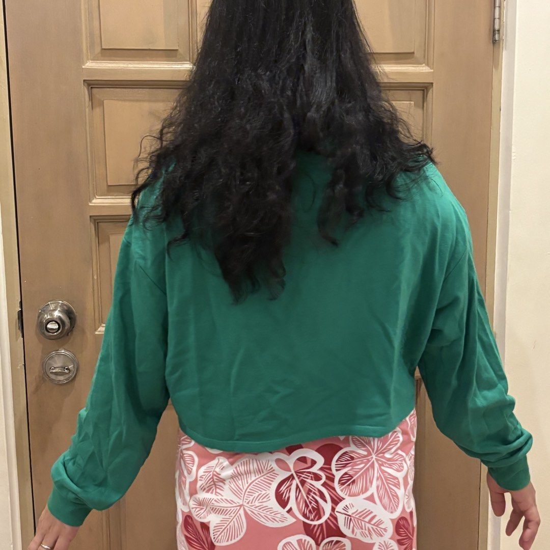 H&M Green Crop longsleeve (Category: Longsleeves) located in Marikina City. Submitted by holymollyz (Listing ID 1461982769, Image 2). Description: .