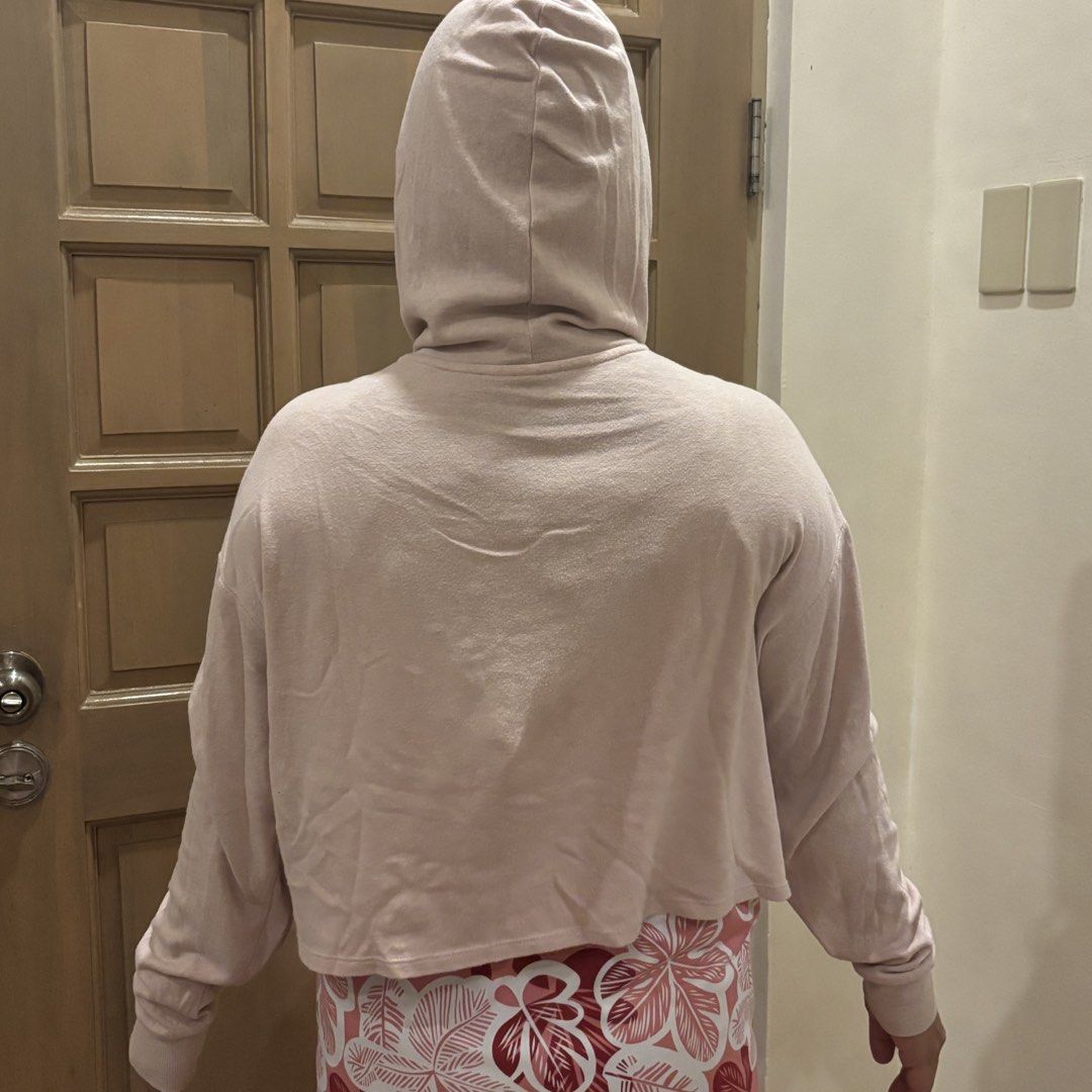 H&M Light Pink Loose Hoodie (Category: Coats, Jackets and Outerwear) located in Marikina City. Submitted by holymollyz (Listing ID 1461976436, Image 2). Description: .