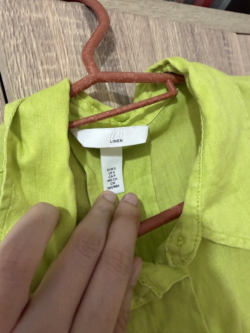 H&M linen buttondown polo (Category: Blouses) located in Manila. Submitted by kheipreloved (Listing ID 1461938731, Image 2). Description: Small on tag fits up to medium Semi crop.