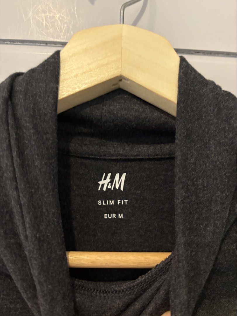 H&M MEN DARK GRAY TURTLE NECK (M) (Category: Coats, Jackets and Outerwear) located in Lipa City. Submitted by upcycle_alley (Listing ID 1462022936, Image 3). Description: .