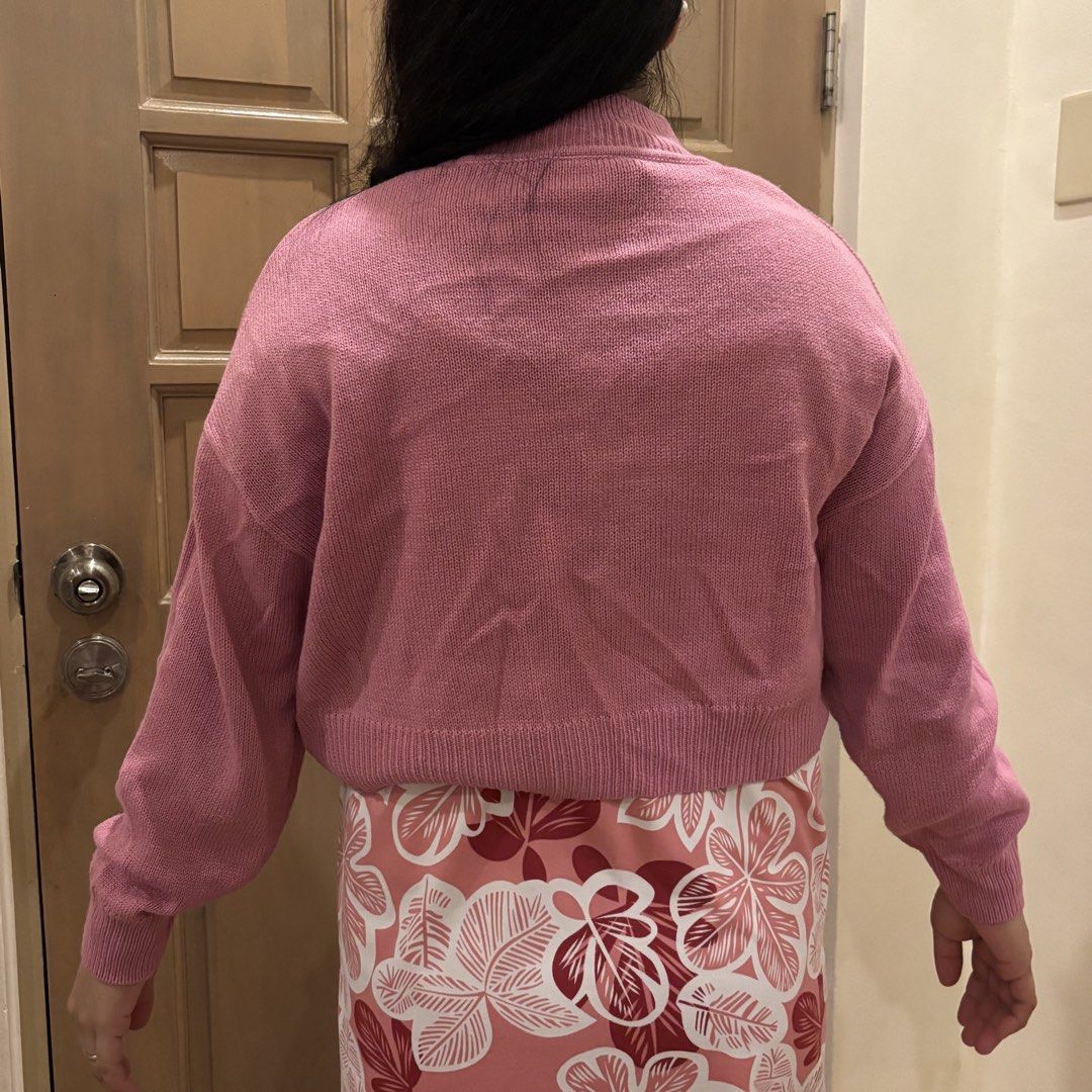 H&M Pink Turtle Neck Loose Longsleeve (Category: Longsleeves) located in Marikina City. Submitted by holymollyz (Listing ID 1461980494, Image 2). Description: .