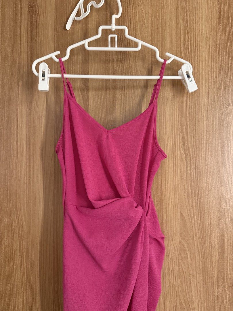 H&M Ruched Midi Dress (Category: Dresses) located in Manila. Submitted by conradfisher (Listing ID 1461874287, Image 2). Description: .