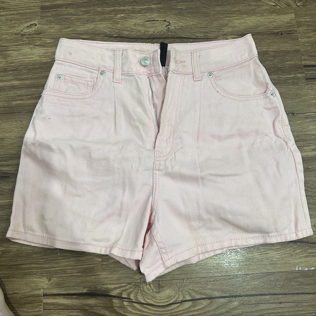 H&M Shorts (Category: Shorts) located in Manila. Submitted by shaoli04 (Listing ID 1461809940, Image 1). Description: .
