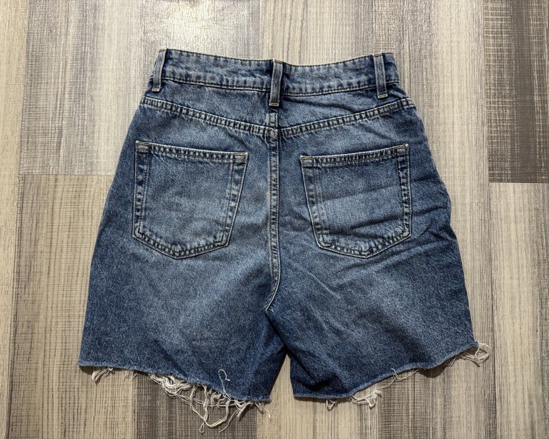 H&M Shorts (Category: Shorts) located in Orani. Submitted by iveecrz (Listing ID 1461858382, Image 2). Description: 24-25inch.