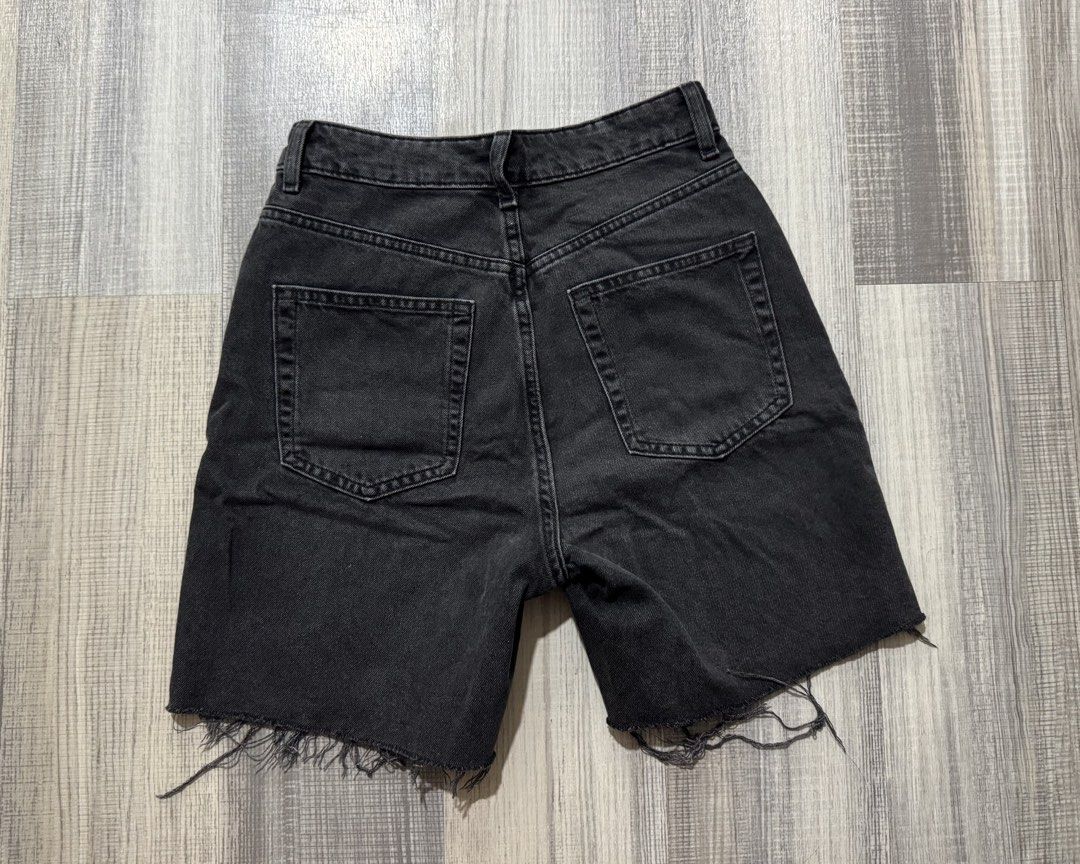 H&M Shorts (Category: Shorts) located in Orani. Submitted by iveecrz (Listing ID 1461860292, Image 2). Description: 24-25inch.