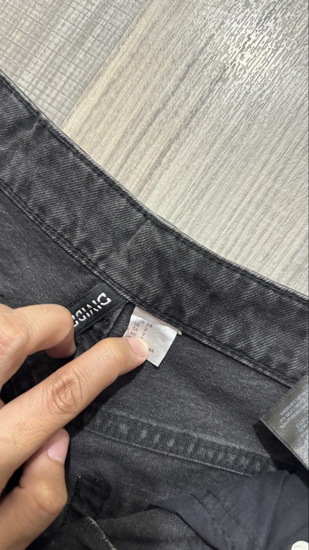 H&M Shorts (Category: Shorts) located in Orani. Submitted by iveecrz (Listing ID 1461860292, Image 3). Description: 24-25inch.