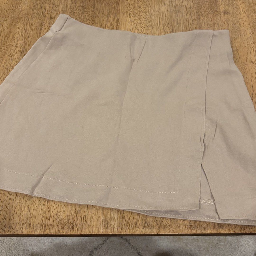 H&M Skirt (Category: Skirts) located in Marikina City. Submitted by holymollyz (Listing ID 1461974888, Image 1). Description: .