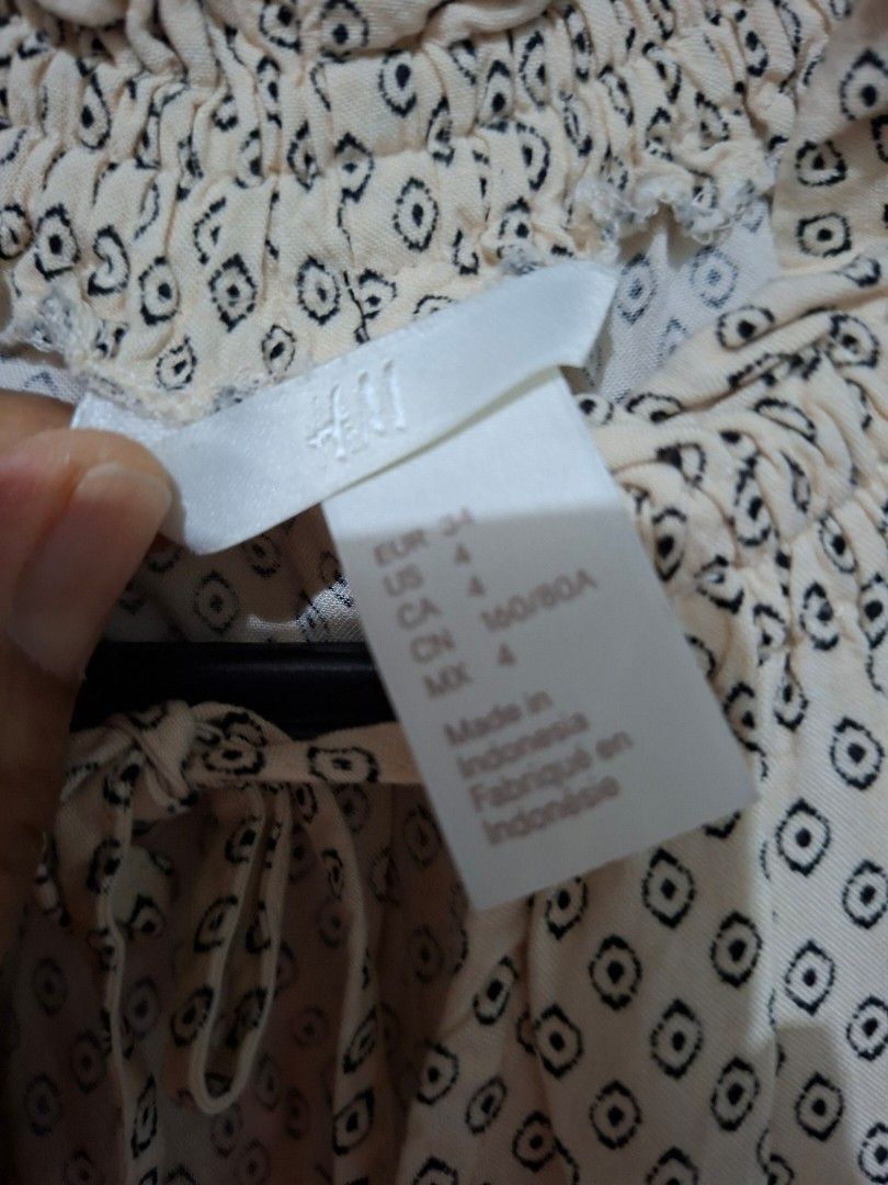 H&M Sleeveless Dress (Category: Dresses) located in Taguig. Submitted by authprelovedonlineshop2 (Listing ID 1461810869, Image 3). Description: H&M Sleeveless Dress Features a unique pattern and a ruffled waistline. It has a keyhole neckline with a tie detail. Xsmall-Small Excellent Condition Php488 🍀All items are preloved unless stated as brand new. 🍀Please manage your expectations. Major flaws will be indicated, if any. 🍀Color may vary due t