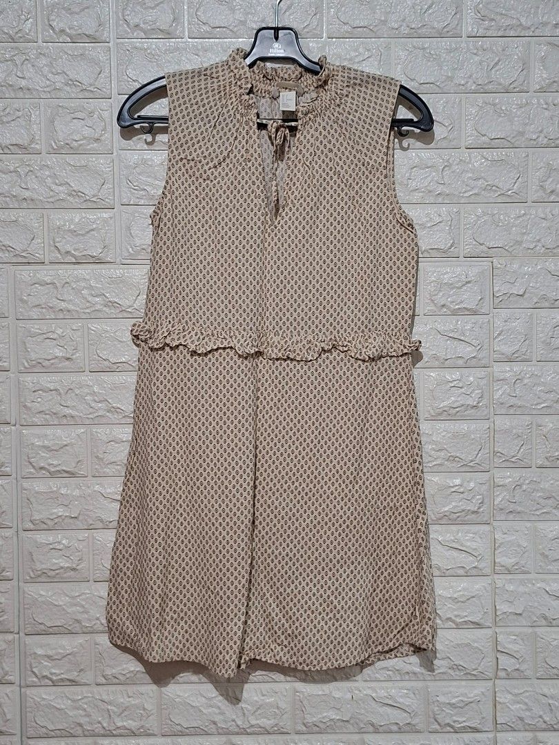 H&M Sleeveless Dress (Category: Dresses) located in Taguig. Submitted by authprelovedonlineshop2 (Listing ID 1461810869, Image 2). Description: H&M Sleeveless Dress Features a unique pattern and a ruffled waistline. It has a keyhole neckline with a tie detail. Xsmall-Small Excellent Condition Php488 🍀All items are preloved unless stated as brand new. 🍀Please manage your expectations. Major flaws will be indicated, if any. 🍀Color may vary due t