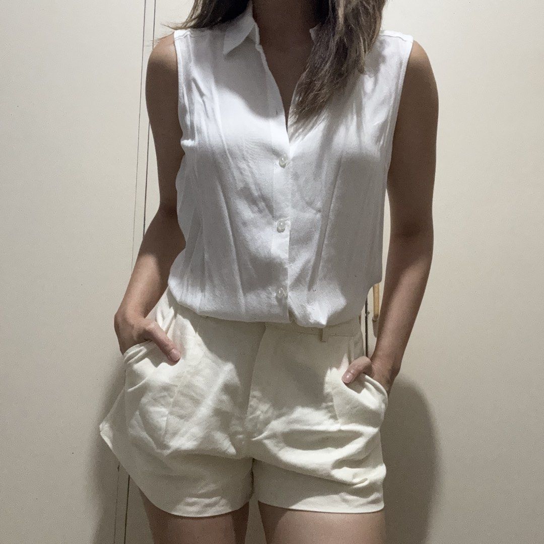 H&M White Sleeveless Button Down Polo (Category: Sleeveless) located in Cainta. Submitted by nicnicbg (Listing ID 1461946308, Image 1). Description: .