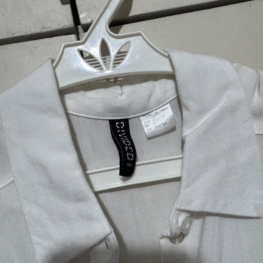 H&M White Sleeveless Button Down Polo (Category: Sleeveless) located in Cainta. Submitted by nicnicbg (Listing ID 1461946308, Image 3). Description: .