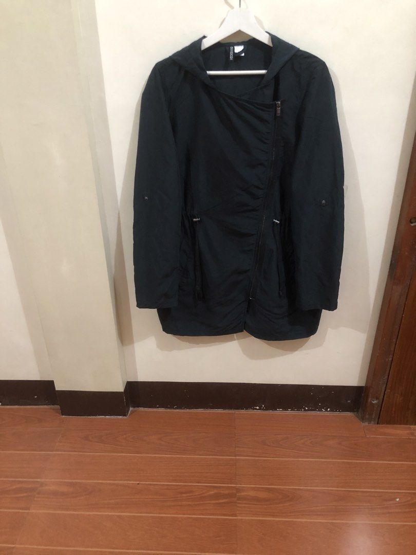 H&M windbreaker jacket (Category: Coats, Jackets and Outerwear) located in Oas. Submitted by alithrifthunter (Listing ID 1461902840, Image 2). Description: .