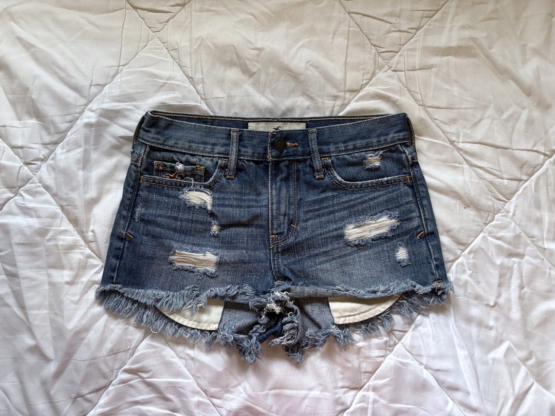 hollister micro shorts (Category: Shorts) located in Batangas. Submitted by miuparfait (Listing ID 1461831318, Image 1). Description: micro shorts size: 00 / w23 (hard denim, fits smaller frames) condition: 10/10 (this is preloved, i owned this since i was in grade 6 !!! i outgrew it and would love someone else to be able to wear it) location: batangas mop: gotyme mod: jnt.