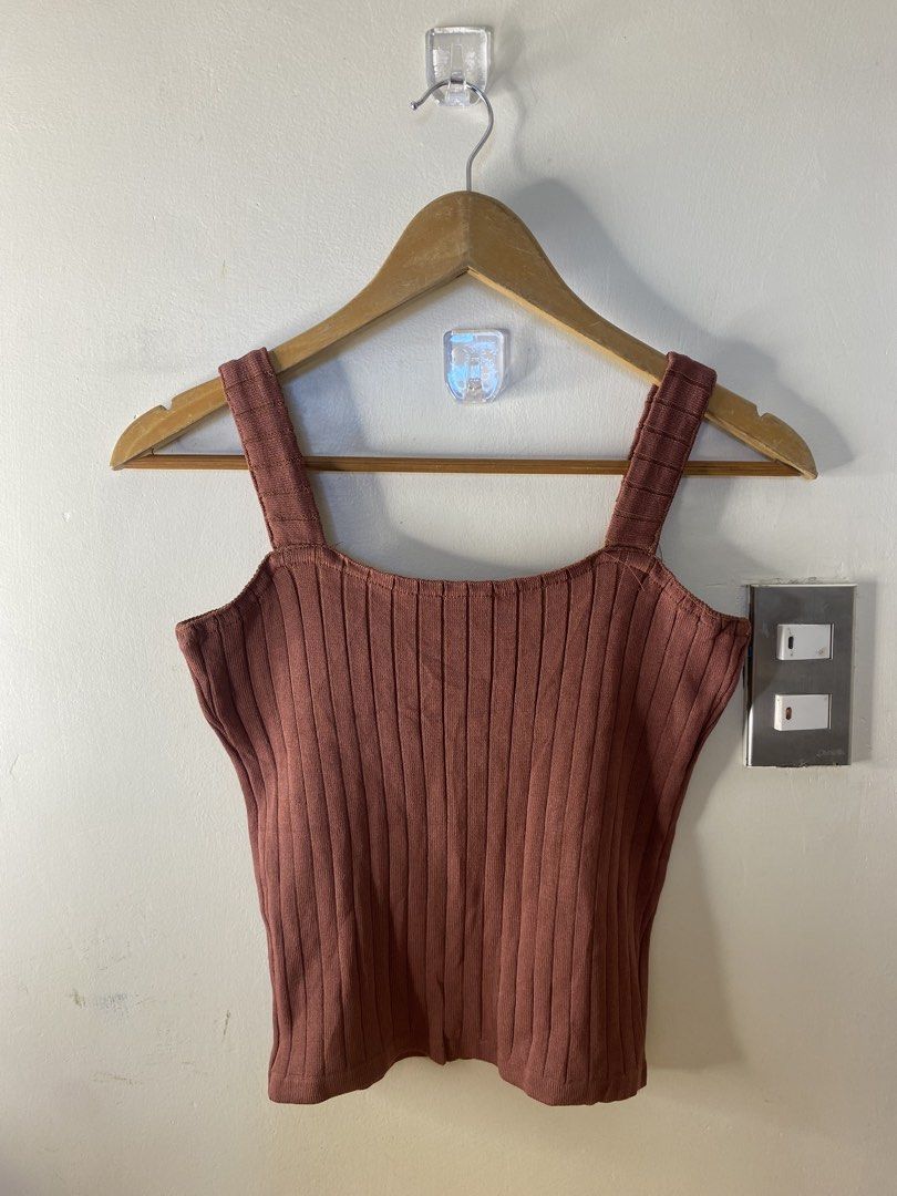 HQ knit top s/m a37 (Category: Sleeveless) located in Baguio. Submitted by buyforless_2600 (Listing ID 1461800874, Image 1). Description: .