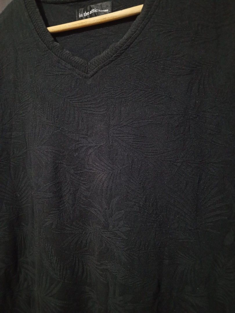 In the attic V neck tee (Category: Tshirts & Polo Shirts ) located in Santa Maria. Submitted by paulo-garcia21 (Listing ID 1461825723, Image 2). Description: 4l on tag 21.5 by 27 large fittings no issue excellent condition.