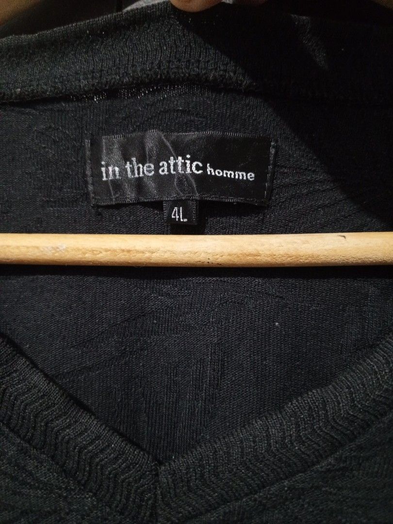 In the attic V neck tee (Category: Tshirts & Polo Shirts ) located in Santa Maria. Submitted by paulo-garcia21 (Listing ID 1461825723, Image 3). Description: 4l on tag 21.5 by 27 large fittings no issue excellent condition.