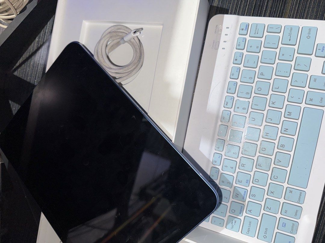 Ipad 11th gen A16 128GB (Category: iPad) located in Rizal. Submitted by panchovil63819 (Listing ID 1461964783, Image 2). Description: Ipad 11th gen A16 98% bh ; 112cc almost brandnew condition Inclusion:box,unit,charger,mouse & keyboard Unli reset 📍antipolo( can do meetup around manila).