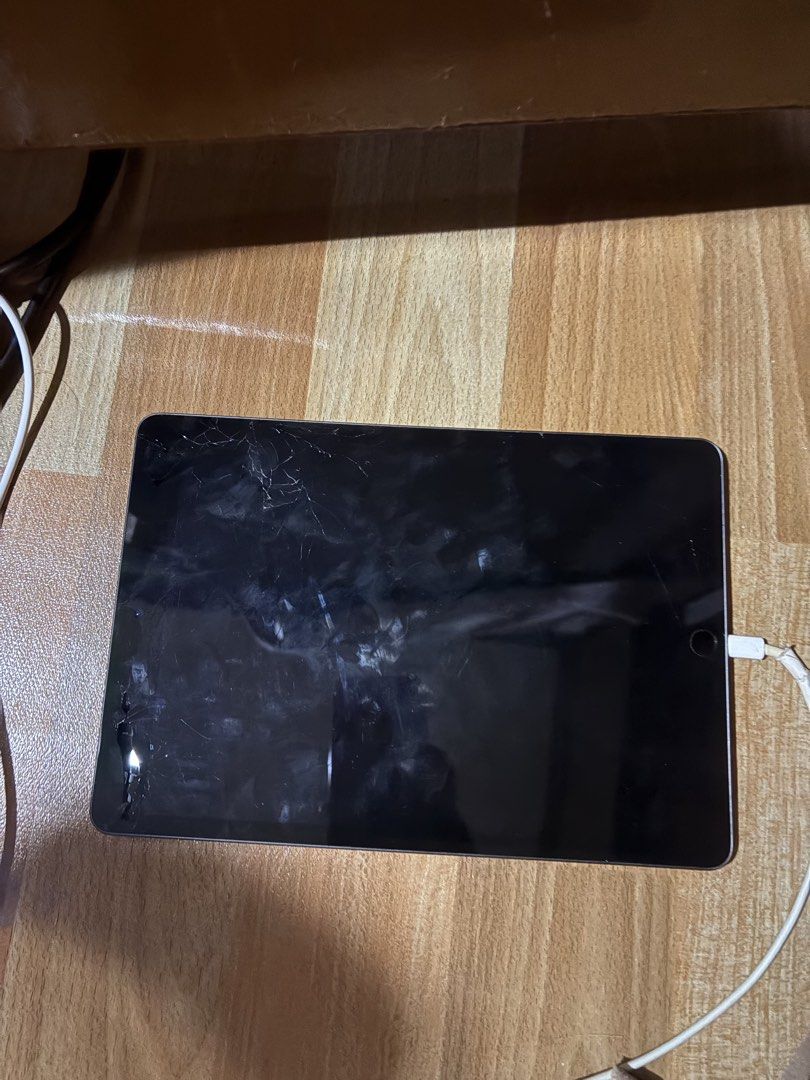 ipad (Category: iPad) located in Kuala Lumpur. Submitted by hidayahznddin (Listing ID 1461834001, Image 3). Description: hi nak jual ipad ni. Masih ok dan function well. Cuma screen dah retak. Boleh meet up klo nak tgok condition ipad. Amik la saya nak jual 750rm je.