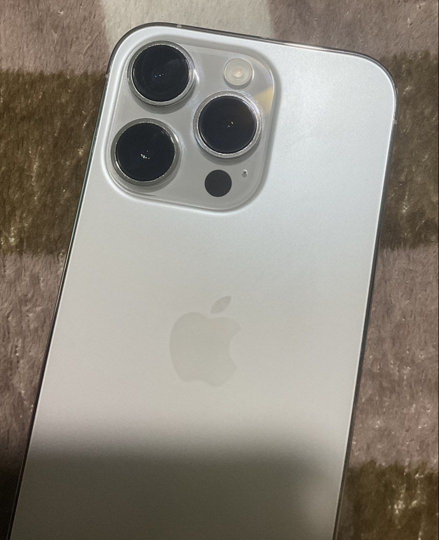 iPhone 14 Pro, 256GB (Category: iPhone 14 Series) located in Quezon City. Submitted by hannah_bookshop (Listing ID 1461826229, Image 2). Description: iPhone 14 Pro 256GB Silver No flaws outside and inside No dents, no scratches Fully working cameras, speakers, mic, screen and buttons No sim lock Physical sim + esim 79% Battery Health Never opened, all original parts Included: Box and Tempered Glass Not Included: Cord and Plug Price is negotiable,