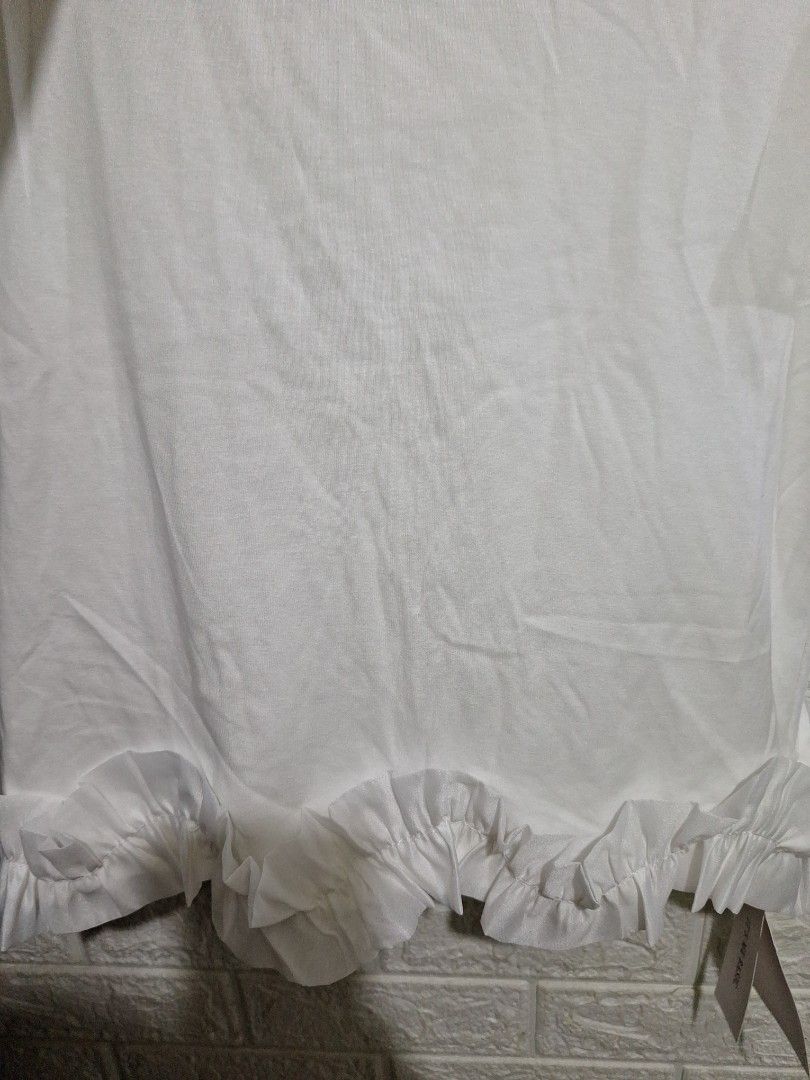 IT'S ME BASIC White Ruffle T-shirt (Category: Shirts) located in Manila. Submitted by bagelyaniellen (Listing ID 1461919426, Image 2). Description: - Brand new IT'S ME BASIC white t-shirt - Features cute ruffles along the sides - Simple and clean design, ideal for everyday wear - Comfortable and casual - Tag still attached - Can fit upto S xL frame.