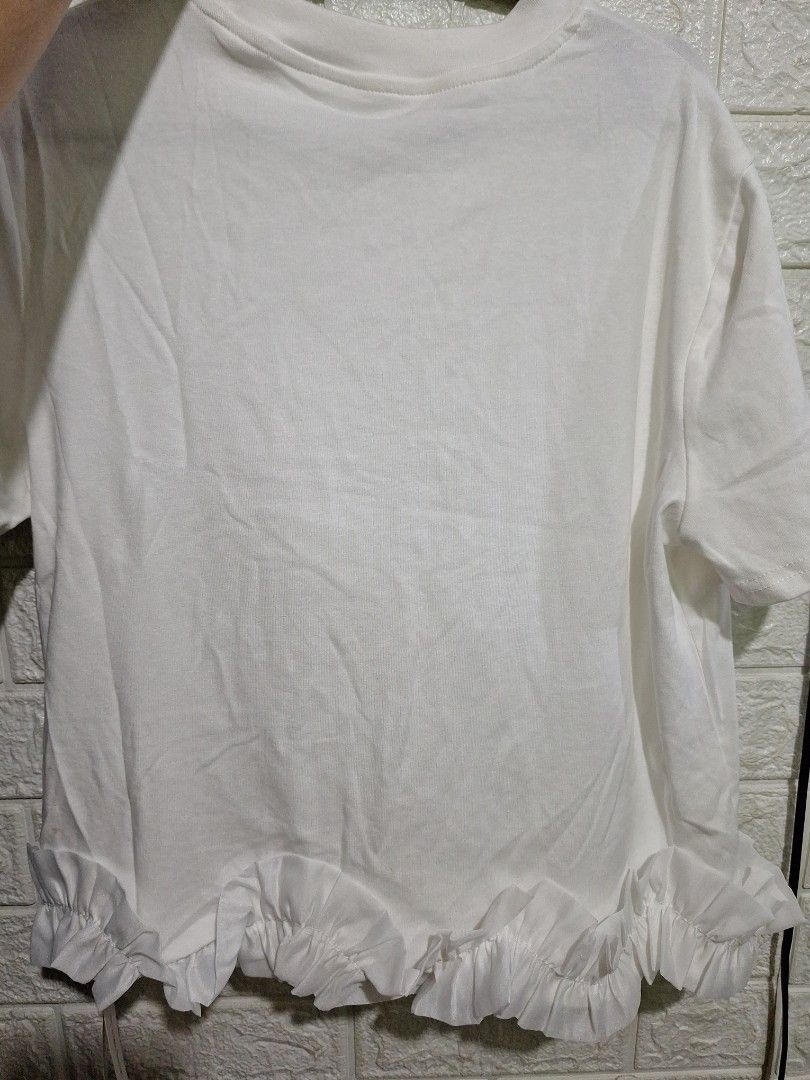 IT'S ME BASIC White Ruffle T-shirt (Category: Shirts) located in Manila. Submitted by bagelyaniellen (Listing ID 1461919426, Image 3). Description: - Brand new IT'S ME BASIC white t-shirt - Features cute ruffles along the sides - Simple and clean design, ideal for everyday wear - Comfortable and casual - Tag still attached - Can fit upto S xL frame.