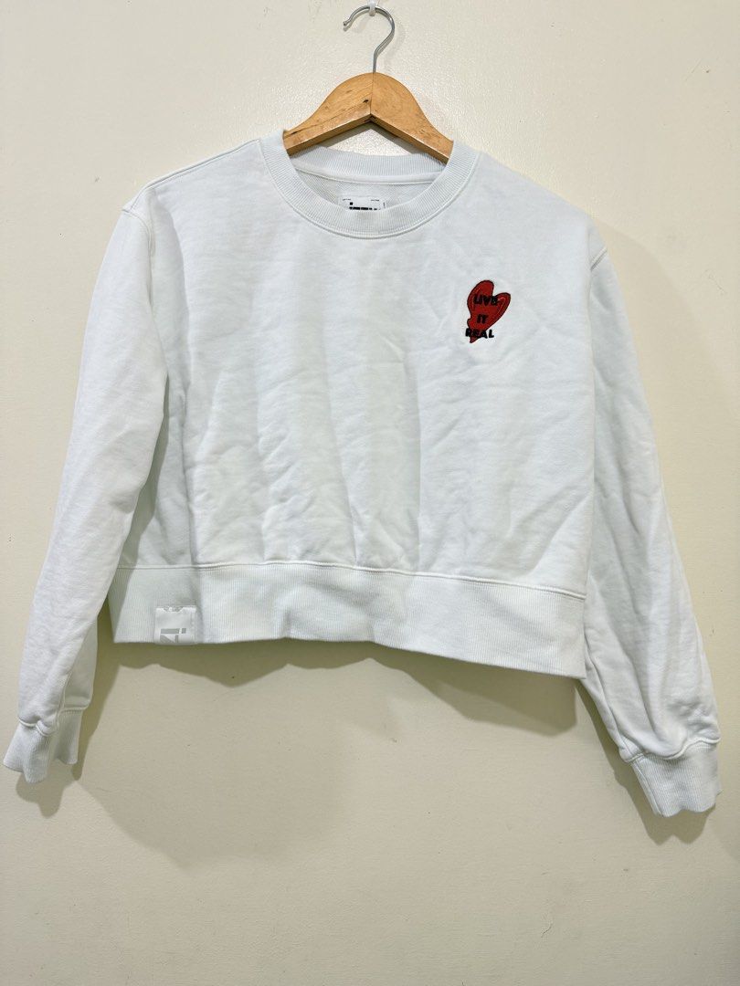 IZZUE White Cropped Sweatshirt with Heart Logo (Category: Longsleeves) located in Solano. Submitted by hayami. (Listing ID 1461919147, Image 1). Description: IZZUE Cropped White Sweatshirt Size on tag- XS but fits medium frame as well .