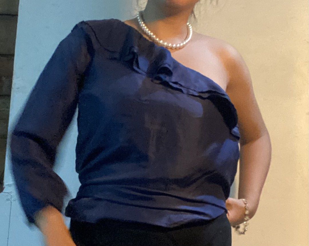 100% silk J. Crew Navy One-Shoulder Top Size 4 (Category: Blouses) located in Pulupandan. Submitted by pointyspoon (Listing ID 1461820192, Image 1). Description: - Color: Navy Blue - Material: 100% Silk - Style: One-shoulder top - Details: Ruffled neckline, one long sleeve - Size: 4 - Occasion: Dress up or down Flaw: repaired small tear on the ruffle, invisible..