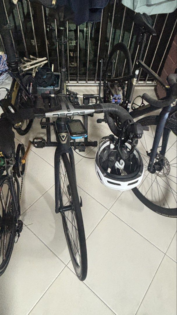 Java Vesuvio (Category: Bicycles) located in Singapore. Submitted by iamruelallan7 (Listing ID 1461907421, Image 3). Description: The Java Vesuvio is an affordable, full-carbon 22-speed road bike equipped with Shimano 105 components and mechanical disc brakes. (Key Specifications & FeaturesFrame & Fork: T700 carbon fiber frame and tapered carbon fork with internal cable routing.Drivetrain: Shimano 105 R7000 2x11 speed shifters and derailleurs wit