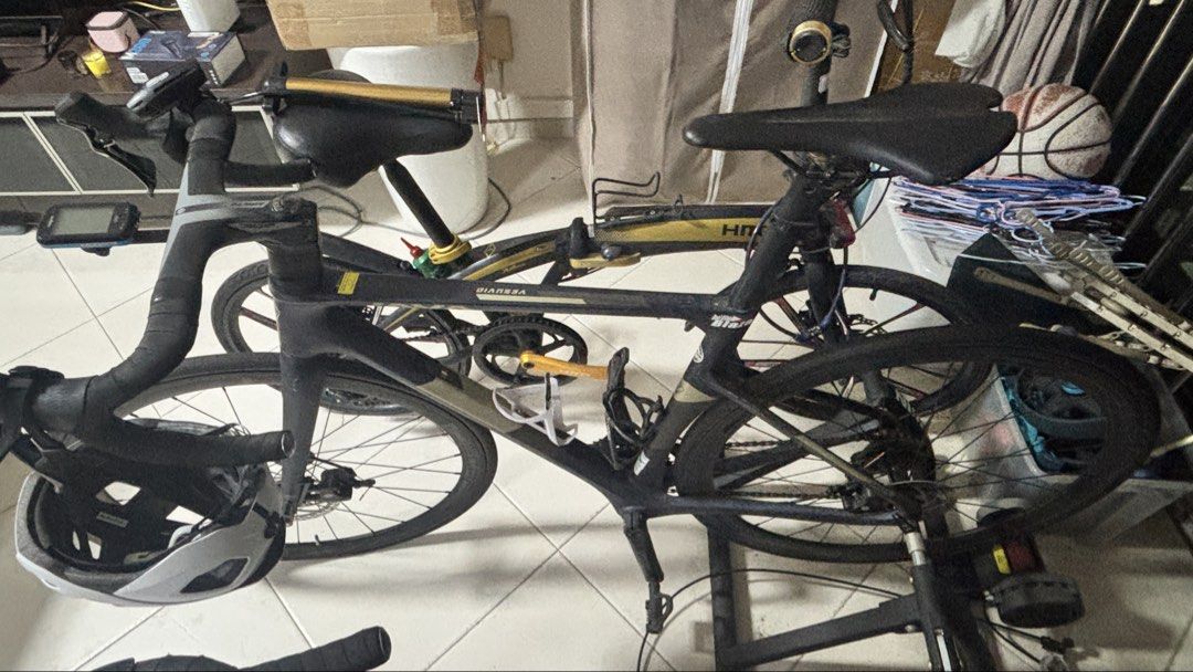 Java Vesuvio (Category: Bicycles) located in Singapore. Submitted by iamruelallan7 (Listing ID 1461907421, Image 2). Description: The Java Vesuvio is an affordable, full-carbon 22-speed road bike equipped with Shimano 105 components and mechanical disc brakes. (Key Specifications & FeaturesFrame & Fork: T700 carbon fiber frame and tapered carbon fork with internal cable routing.Drivetrain: Shimano 105 R7000 2x11 speed shifters and derailleurs wit