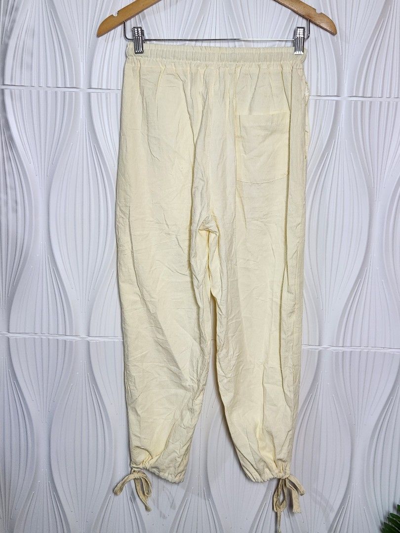 Jogger Pants 20 to 32 inches (Category: Other Bottoms) located in Marikina City. Submitted by KanamiFinds (Listing ID 1461912149, Image 2). Description: Waist:20 to 32 inches Length: 33 inches from waist.