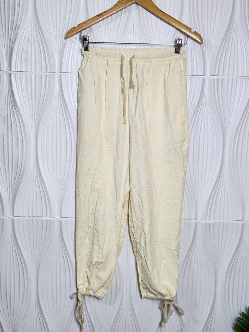 Jogger Pants 20 to 32 inches (Category: Other Bottoms) located in Marikina City. Submitted by KanamiFinds (Listing ID 1461912149, Image 1). Description: Waist:20 to 32 inches Length: 33 inches from waist.