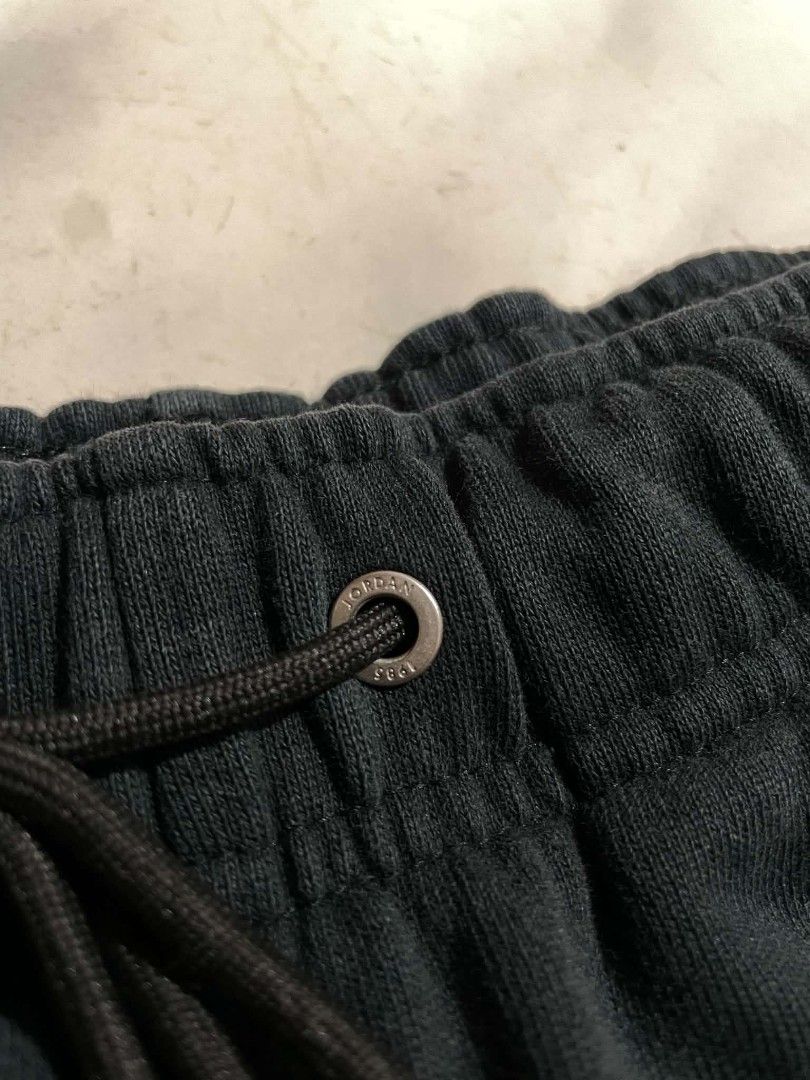 Jordan Flight Jogger Sweatpants Size M (Category: Joggers) located in Cavite. Submitted by ara.thrifts (Listing ID 1461819867, Image 3). Description: - Black Jordan sweatpants - Features iconic Jumpman logo patch on left leg - Comfortable elastic waistband with adjustable drawstring - Convenient zippered pocket on the right side - Tagged size Medium (M).