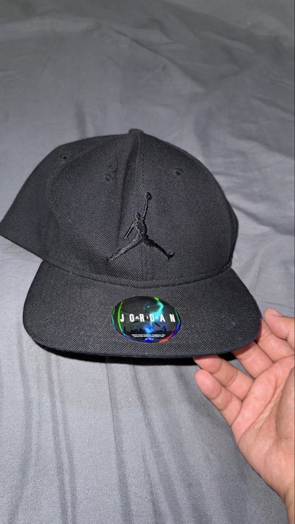 Jordan Snapback Cap Black Jumpman Logo (Category: Caps & Hats) located in Manila. Submitted by nobleangel (Listing ID 1461829364, Image 2). Description: - Classic black Jordan snapback cap - Features iconic embroidered Jumpman logo on the front - Adjustable strap at the back for a customized fit - Original sticker still on the brim - Ideal for casual, everyday style.